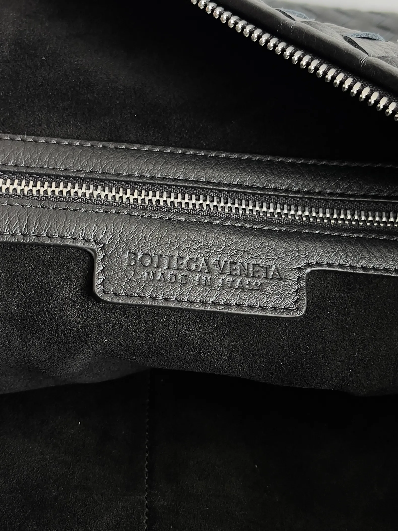 Batch 3280 BOTTEGA VENETA's new Traveler deerskin series is here! The travel season is coming soon, and I believe you must need a large-capacity and simple bag. This new Traveler is very in line with the current travel craze. The whole bag is designed with deerskin and is made of the highest quality leather. It feels tougher to the touch. The super large capacity is suitable for short trips. Traveling with friends and family does not require carrying heavy luggage. It is also very convenient for friends who often travel for work. You can carry two changes of clothes and a computer with you. It also comes with an adjustable shoulder strap to free your hands. Style number: 806976 Size: 58*46*10cm